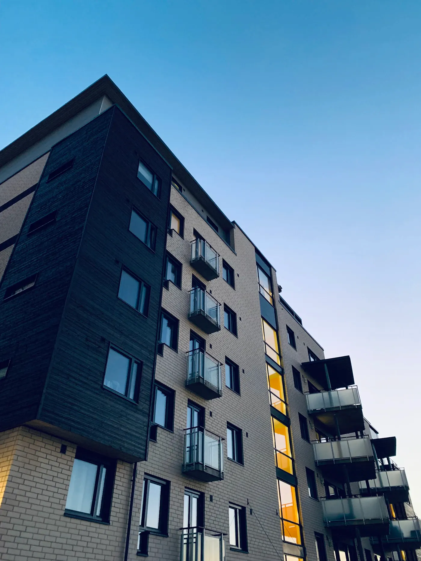 Fachada moderna de edificio residencial de varias plantas sobre boulevard